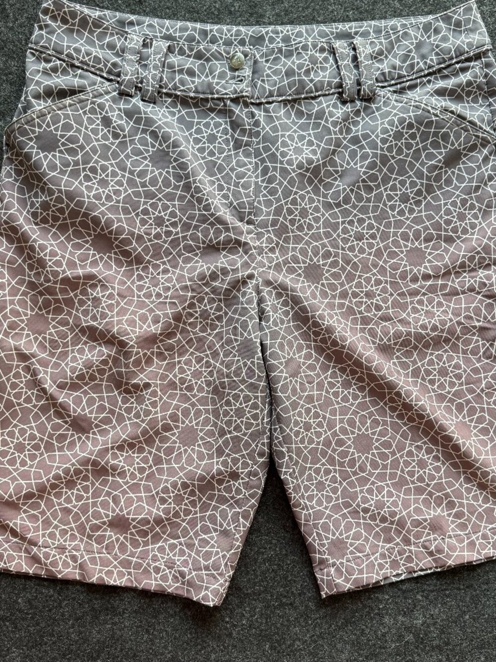 Callaway Women’s Bermuda Golf Shorts Size 12 Gray White Geometric